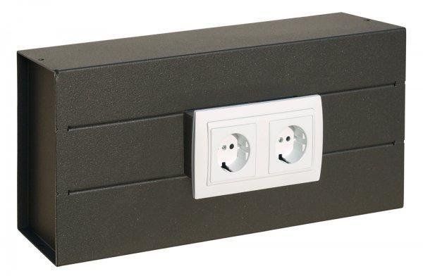 Caja fuerte para empotrar y camuflada frontalmente mediante una base de enchufes