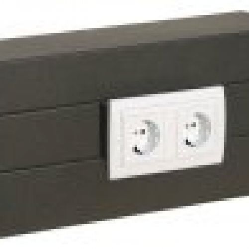 Caja fuerte para empotrar y camuflada frontalmente mediante una base de enchufes
