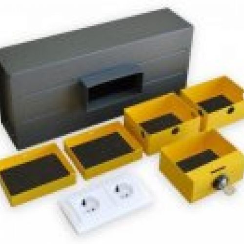 Caja fuerte para empotrar y camuflada frontalmente mediante una base de enchufes