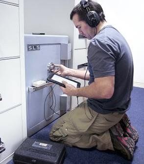 Conecta con nuestro teléfono 24 horas   608 605 111 y te informaremos sobrecajas fuertes oficinas de cambbio y te facilitaremos un presupuesto.
TELÉFONO 24 HORAS   608605111   servicio asistencia técnica de apertura y reparación sin romper cajas fuertes, todas las marcas en España.
 
¡¡¡PRESUPUESTO GRATIS!!!
Abrir y reparar tu caja fuerte por WhatsApp ¡¡¡Ya es posible!!! Contacta telefónicamente en el  608 605 111 y te pasaremos un presupuesto.
Desconfía de las "visitas gratis" de cerrajeros no autorizados y pide un presupuesto antes de abrir y reparar tu caja fuerte. Para ver nuestro servicio técnico autorizado haz clic en SERVICIO TÉCNICO AUTORIZADO.
Los servicios técnicos de DYSS están disponibles en: Madrid, Sevilla, Barcelona, Álava, Albacete, Alicante, Almería, Asturias, Ávila, Badajoz, Burgos, Cáceres, Cádiz, Cantabria, Castellón, Ciudad Real, Córdoba, La Coruña, Cuenca, Gerona, Granada, Guadalajara, Guipúzcoa, Huelva, Huesca, Islas Baleares, Jaén, León, Lérida, Lugo, Málaga, Murcia, Navarra, Ourense, Palencia, Las Palmas, Pontevedra, La Rioja, Salamanca, Segovia, Soria, Tarragona, Teruel, Toledo, Valencia, Valladolid, Vizcaya, Zamora y Zaragoza.
Somos expertos en apertura y reparación de las marcas: FICHET, FAC, ARFE, BTV GRUBER, , NORSEFI, ZUBIGARAY, ALBASANZ, ZEUS 21, FAC, FICHET, OLLE, CONFORTI, DUARTE, TECNOEXPRESS, LOPEZ E HIJOS,LOPEZ HERMANOS,PHOENIX ,TECNOSEFI, DRAGOSANZ, SPS, CETASA, LÓPEZ, FUTURA, HÉCTOR, DRACO, GALLEGO, MAÑAC , CISA, TOBER, MOSLER, SOLER, PADRÓS, ARISÓ, KEILOR, LIPS, ARTÉS, CAMANO, PIBERNAT, RUDYMAYER, ELSAFE, ROSENGREENS, HADAK, CHUBB, TROCCA 2000, TRABA, INFAC, IMPERATOR, SEFER, COBRA, LK y FERRIMAX, entre otras.
El servicio técnico oficial DYSS está disponible en todas las provincias. PRESUPUESTO GRATIS. Te ofrecemos el precio más barato, garantizado, COPRUÉBALO. Desconfía de las "visitas gratis" de cerrajeros no autorizados y pide un presupuesto antes de abrir y reparar tu caja fuerte.
Nuestros técnicos están acreditados para abrir cajas fuertes por UCES (Unión de cerrajeros de seguridad España). Podemos abrir cualquier caja fuerte grande o pequeña. Ofrecemos la reparación y el mantenimiento en todas las marcas de cajas fuertes y pueden realizar cambios de combinación si su seguridad ha sido comprometida.
UN TÉCNICO EXPERTO EN CAJAS FUERTES ES LA MEJOR OPCIÓN
Tras años de esfuerzo y dedicación, hemos logrado una alta especialización en la manipulación y reparación de cajas fuertes y otros muchos productos relacionados con la seguridad.
Nuestros avales son una larga lista de clientes satisfechos, entre los que se encuentran:

Entidades bancarias
Empresas constructoras
Aseguradoras
Agencias de viaje
Grandes constructoras
Administraciones de lotería
Gasolineras
Joyerías
Empresas de seguridad y muchos más