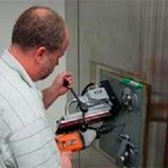 TELEFONO 24h   608 605 111 servicio asistencia tecnica apertura y reparación sin romper cajas fuertes, todas las marcas en España. 
¡¡¡ PRESUPUESTO GRATIS !!! .
Abrir y reparar su caja fuerte por WhatsApp ¡¡¡ Ya es posible !!! conectar telefonicamente 608 605 111 de asistencia tecnica y le pasaremos un presupuesto.
 Desconfien de las ¨visitas gratis¨ de cerrajeros no autorizados pida un presupuesto antes abrir y reparar su caja fuerte.Para ver nuestro servicio tecnico autorizado haz clic en SERVICIO TECNICO AUTORIZADO
 Servicios técnicos DYSS en: Madrid , Sevilla, Barcelona, Álava ,Albacete, Alicante, Almería, Asturias, Ávila, Badajoz, Burgos, Cáceres, Cádiz, Cantabria, Castellón, Ciudad Real, Córdoba, La Coruña, Cuenca, Gerona, Granada, Guadalajara, Guipúzcoa, Huelva, Huesca, Islas Baleares, Jaén, León, Lérida, Lugo, Málaga, Murcia, Navarra, Ourense, Palencia, Las Palmas, Pontevedra, La Rioja, Salamanca, Segovia, Soria, Tarragona, Teruel, Toledo, Valencia, Valladolid, Vizcaya, Zamora y Zaragoza
Expertos en apertura y reparación de las marcas: FICHET, FAC, ARFE, PHOENIX ,BTV GRUBER, , NORSEFI, ZUBIGARAY, ALBASANZ, ZEUS 21, FAC, FICHET, OLLE, CONFORTI, DUARTE, TECNOEXPRESS, ANLOAR ,TECNOSEFI, DRAGOSANZ, SPS, CETASA, LÓPEZ, FUTURA, HÉCTOR, DRACO, GALLEGO, MAÑAC , CISA, TOBER, MOSLER, SOLER, PADRÓS, ARISÓ, KEILOR, LIPS, ARTÉS, CAMANO, PIBERNAT, RUDYMAYER, ELSAFE, ROSENGREENS, HADAK, CHUBB, TROCCA 2000, TRABA, INFAC, IMPERATOR, SEFER, COBRA, LK, FERRIMAX…..
Servicio tecnico oficial DYSS en todas las provincias PRESUPUESTO GRATIS Precio mas barato garantizado COPRUEBELO. Desconfien de las ¨visitas gratis¨ de cerrajeros no autorizados pida un presupuesto antes Abrir y reparar su caja fuerte
Nuestros técnicos están acreditados para abrir cajas fuertes por UCES (Unión de cerrajeros de seguridad España). Podemos abrir cualquier caja fuerte grande o pequeña. Ofrecemos la reparación y el mantenimiento  en todas las marcas de cajas fuertes y pueden realizar cambios de combinación si su seguridad ha sido comprometida.
Más información de nuestro servicio tecnico cajas fuertes haz clic aquí S.A.T  
UN TECNICO EXPERTO EN CAJAS FUERTES ES LA MEJOR OPCION
Tras años de esfuerzo y dedicación, hemos logrado una alta especialización en la manipulación y reparación de cajas fuertes y otros muchos productos relacionados con la seguridad.  Nuestros avales son una larga lista de clientes satisfechos, entre los que se encuentran: Entidades bancarias Empresas constructoras Aseguradoras Agencias de viaje Grandes constructoras Administraciones de lotería Gasolineras Joyerías Empresas de seguridad y muchos más